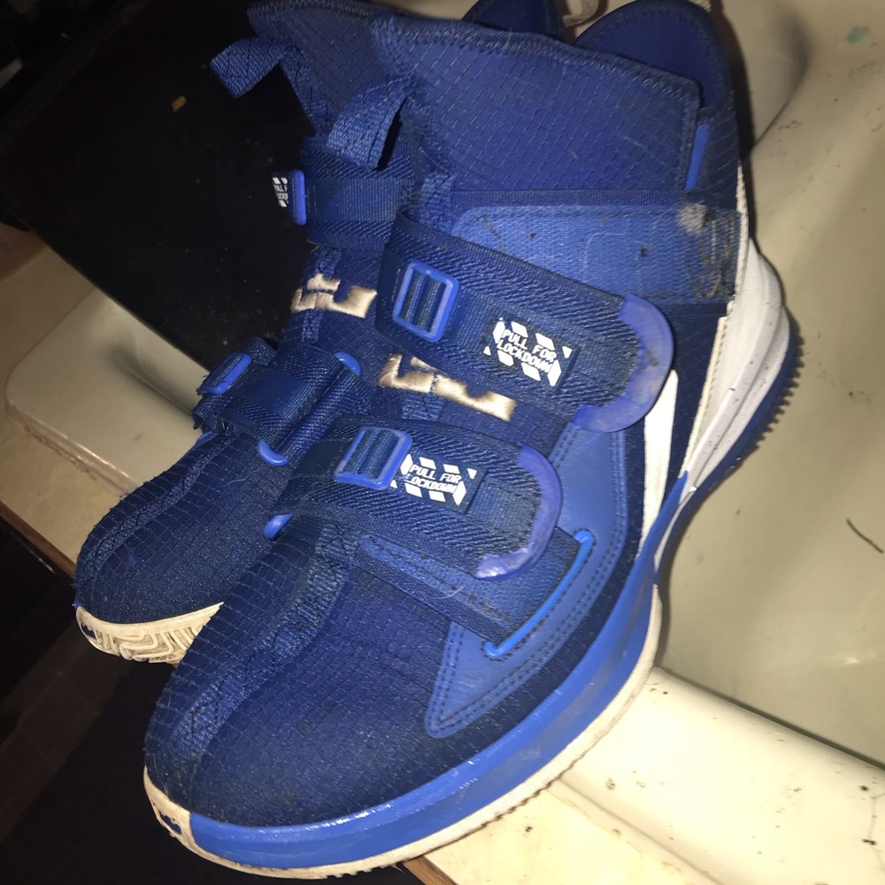 Basketball shoes